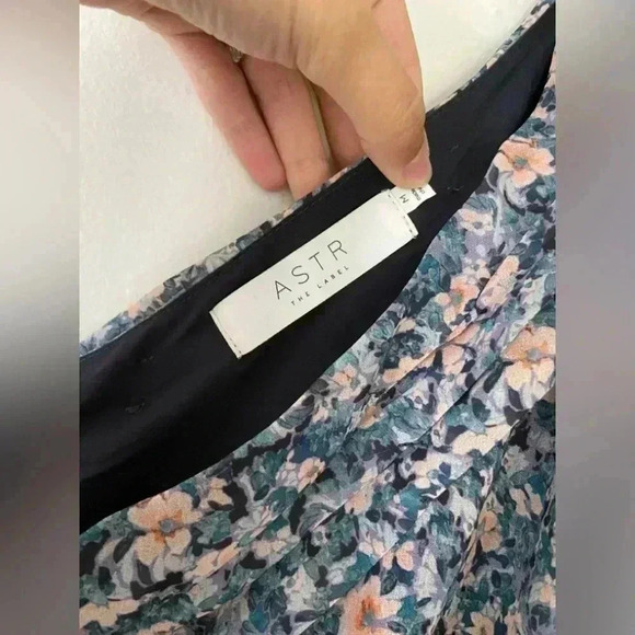 ASTR the label santorini dress. Blue floral, one shoulder size m - Picture 3 of 4